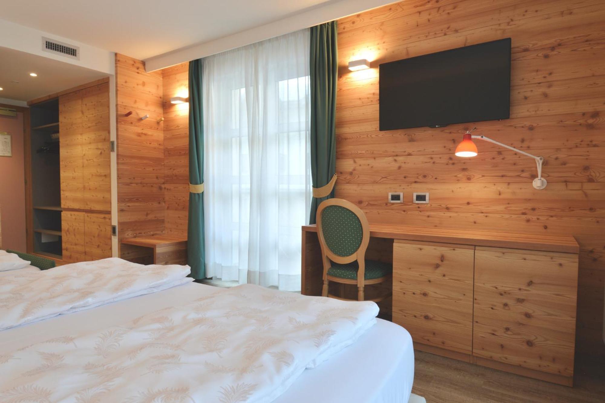 Alpholiday Dolomiti Wellness & Family Hotel Димаро Стая снимка