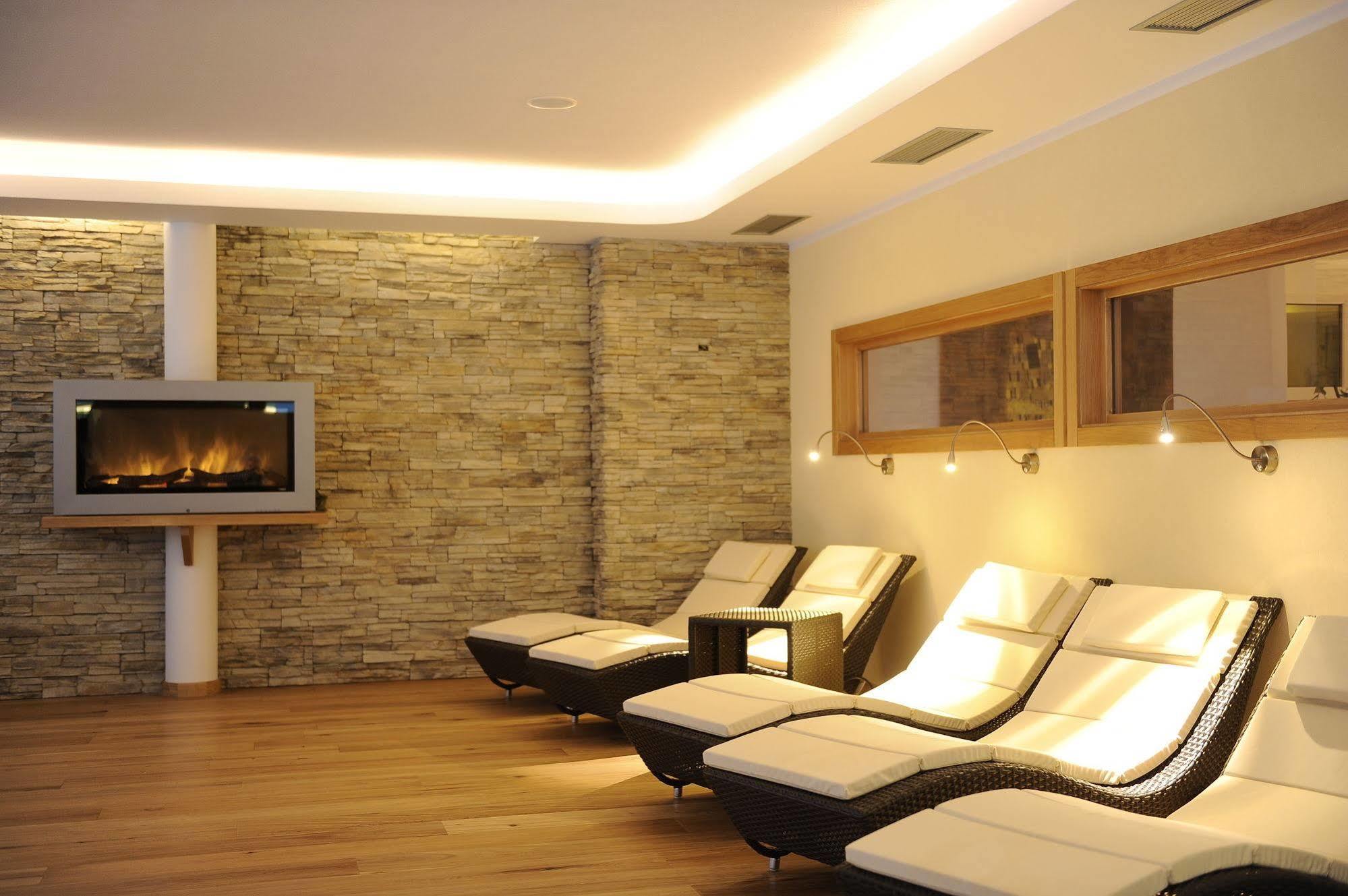 Alpholiday Dolomiti Wellness & Family Hotel Димаро Екстериор снимка